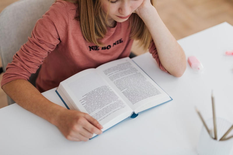 Edukacja w Warszawie poza szkolną ławką – jak rozwijać wiedzę i przygotowywać się do egzaminów?