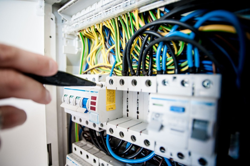 Jak znaleźć dobrego elektryka w Warszawie i nie przepłacić
