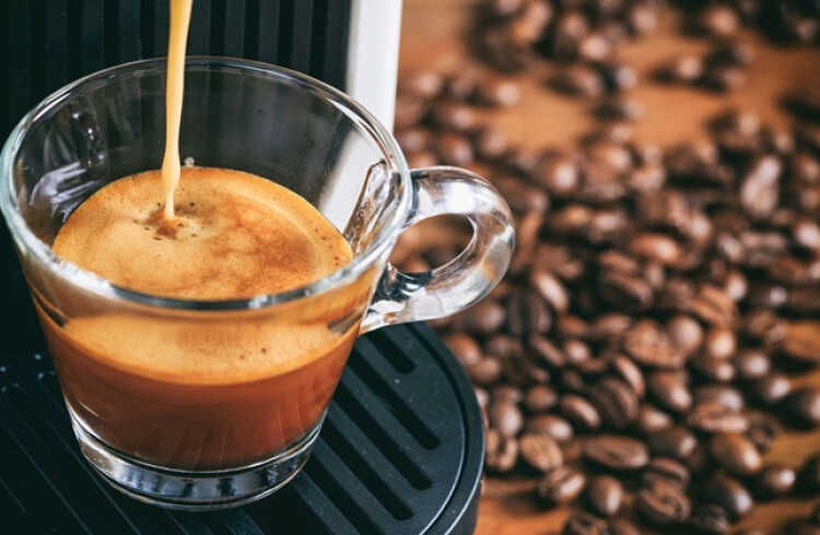 Wynajem ekspresów do kawy – dla kogo to się opłaca i jakie są zalety tej usługi?