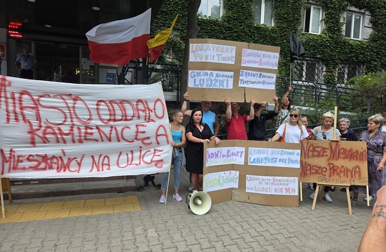 Kamienica przy Środkowej 11 w Warszawie. Mieszkańcy boją się utraty dachu nad głową