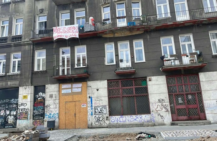Nakaz opuszczenia kamienicy, zima coraz bliżej. Są nowe ustalenia w sprawie mieszkańców Środkowej 11