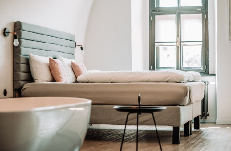 Standard hotelu a wizerunek firmy – kiedy nocleg jest częścią komunikacji z klientem