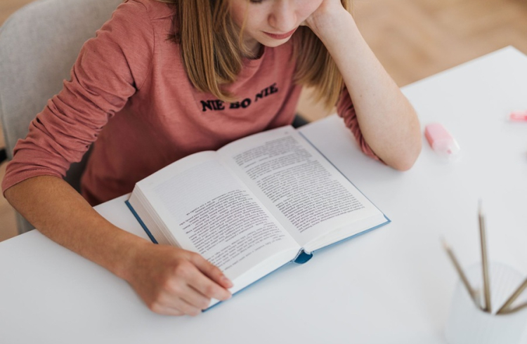 Edukacja w Warszawie poza szkolną ławką – jak rozwijać wiedzę i przygotowywać się do egzaminów?